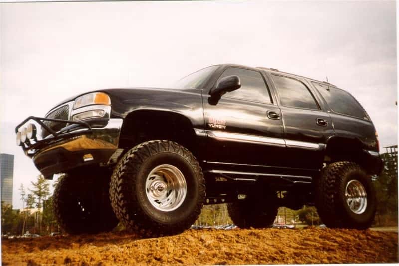 N-Fab — N-Fab Nerf Step 00-06 Chevy-GMC Tahoe/Yukon/Sonora SUV 4 Door - Gloss Black - W2W - 3in
NS 00-06 Tah/Yuk GB - view 3