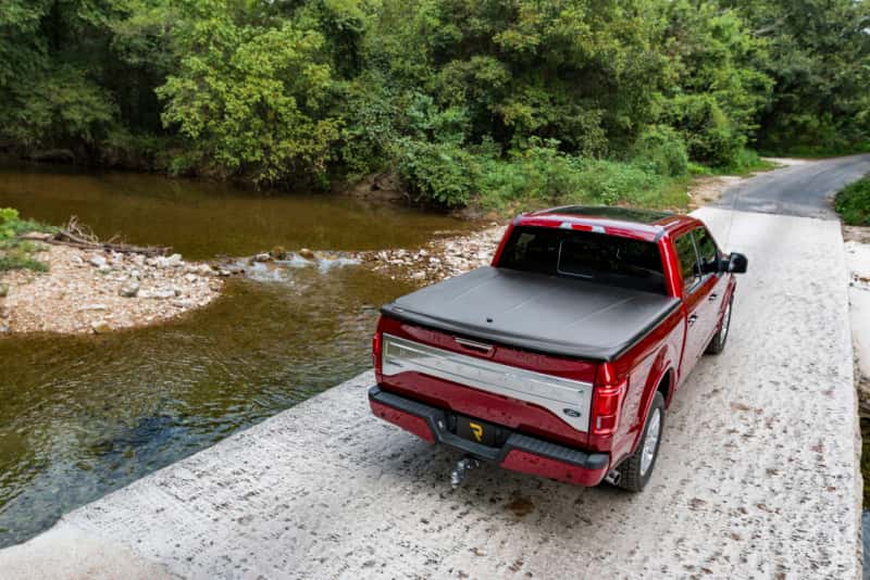 Undercover — UnderCover 07-13 GMC Sierra 1500 5.8ft SE Bed Cover - Black Textured - view 10