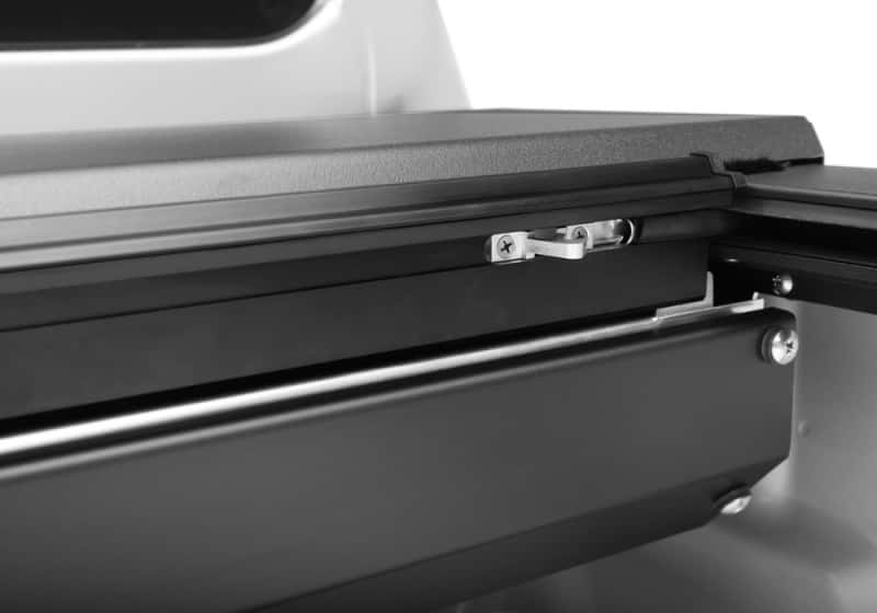 Roll-N-Lock — Roll-N-Lock 2022 Nissan Frontier Crew Cab (58.6in. Bed) M-Series Retractable Tonneau Cover - view 12