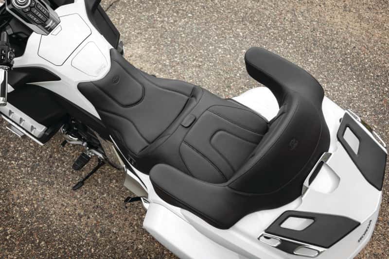 Mustang Motorcycle — Mustang 18-19 Honda Gold Wing GL1800 Standard Touring 1PC Seat w/ Driver Backrest - Black - view 2