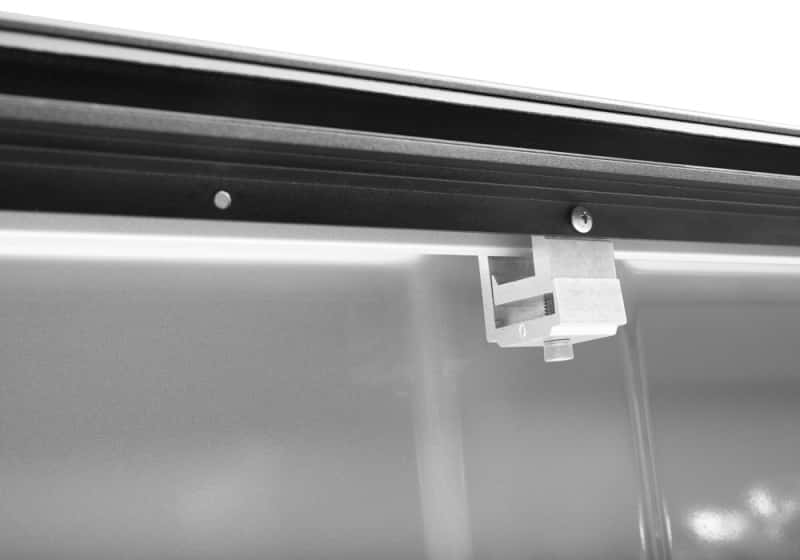 Roll-N-Lock — Roll-N-Lock 2022 Nissan Frontier Crew Cab (58.6in. Bed) M-Series Retractable Tonneau Cover - view 17
