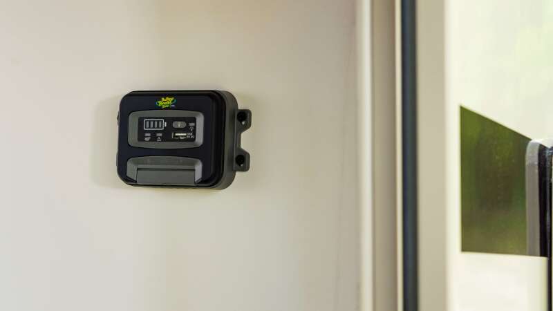 Battery Tender — Battery Tender 10A PWM/150W/12V Indoor Solar Controller System